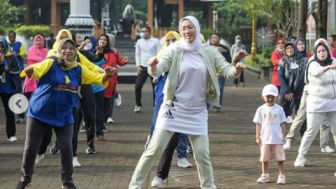 Ambu Anne Asyik Senam Bareng si Bungsu, Kang Dedi Beri Pesan Ini untuk si Sulung