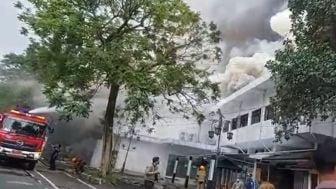 Dugaan Penyebab Kebakaran Gedung Bappelitbang Kota Bandung, 12 Unit Mobil Damkar Diterjunkan