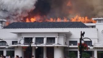 Gedung Bappelitbang Dekat Balai Kota Bandung Terbakar