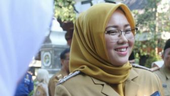Anne Ratna Pergi Umroh, Warga Net Harap Kang Dedi Mulyadi Kisah Cintanya Seperti Lesti dan Billar