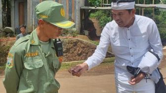 Dedi Mulyadi Tawari Uang ke Hansip Segini, Warganet: Hormati Dulu Istrimu yang Sudah Mendoakanmu, Baru yang Lain