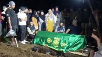 Pemakaman Jenazah Warga Sumedang yang Jadi Korban Gempa Cianjur Diiringi Tangis Keluarga