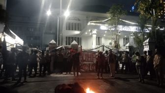 Aksi Tolak KUHP Diwarnai Ketegangan, Mahasiswa Berhasil Jebol Pagar Berduri Gedung DPRD Jawa Barat