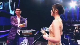Arya Saloka Dikabarkan Cerai dengan Putri Anne, Amanda Manopo Tertangkap Kamera Bikin Tato di Pergelangan Tangan