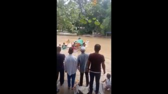 Viral! Warga di Sumatra Utara Gotong Jenazah Seberangi Sungai, Tak Disangka Ternyata ini Penyebabnya