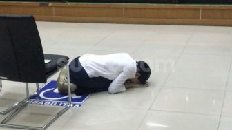 Sujud Syukur Nikita Mirzani usai Divonis Bebas, Pengacara: Dito Lecehkan Pengadilan!