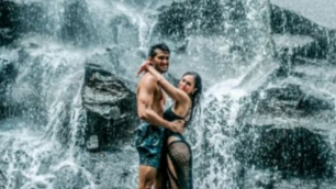 Pose Hot Wulan Guritno dan Sabda Ahessa, Mandi Bareng di Air Terjun, Bodynya Waw !