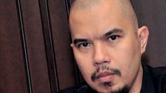 Konser Dewa 19, Fans Minta Ahmad Dhani Berhenti Politik : Fokus Karya Aja Om!