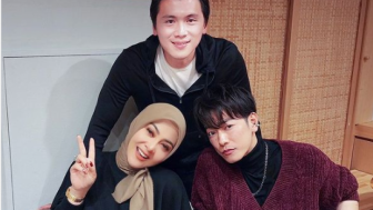 Tak Lagi Pamer Barang Branded, Kali ini Syahrini Foto dengan Artis Jepang Takeru Satoh, Gayanya Jadi Sorotan