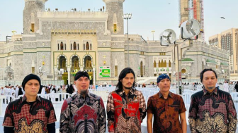 Ahmad Dhani dan Dewa 19 Mengenakan Batik di Depan Masjid Al Haram Mekah, Pujian Netizen Mengalir