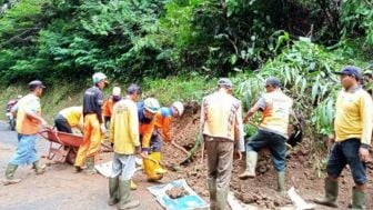 Jalur Sumedang-Subang Tertutup Material Longsor, BPBD Keluarkan Imbauan Begini