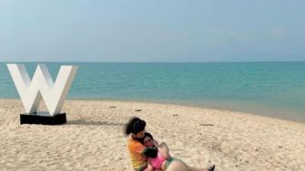 Astaga, Belahan Denise Chariesta Main Gendong-gendongan dengan JK di Pantai Nampak Jelas, Auto Kena Rujak Netizen