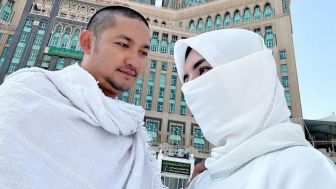 Heboh Angga Wijaya Unggah Foto Umroh Bersama Wanita, Dewi Perssik Cemburu?