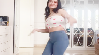 Joget Asyik dengan Baju Sexy, Penyanyi Dangdut Iis Dahlia Diserang Warganet, Kok Bisa?