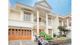 Ternyata Ini Alasan Fuji Rumah Mewahnya Gak Boleh Difoto Orang Lain