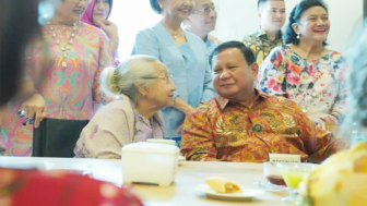 Prabowo Subianto Rayakan Ultah Tantenya yang Berusia 104 Tahun, Warganet : Amazing!