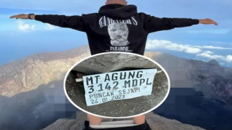 Viral Banget, Pelecehan, Bule Melepas Celana di Kawasan Suci Gunung Agung Bali, Infonya Demi Konten?