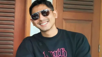 Momen Arya Saloka ke Kondangan Bertemu dengan Manajer Amanda Manopo : Arya Manda Ada di Bali?