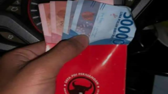 Viral Hari Ini, Pengurus Masjid Membagikan Amplop Merah Berlogo PDIP di Sumenep, Hoaks?
