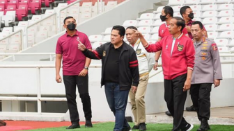 Jokowi Melihat Timnas U20 dan U22 Latihan di SUGBK, Warganet : Ganjar Gak Sekalian Ajak, Pak?