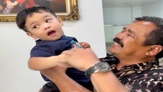 Merinding dan Terharu, Lihat Momen Gala Dipangku Ansori, Pria yang Selamatkan Dia saat Kecelakaan Menewaskan Vanessa Angel