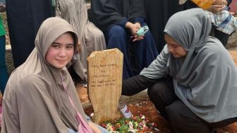 Ditinggalkan Ayah Tercinta, Dul Tak Kuasa Menahan Kesedihan di Samping Bunda Maia Estianty