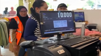Viral di Medsos, Wanita Muda Ingin Tukarkan Baju yang Dibeli Tahun 2022 dan Sudah Dipakai ke sebuah Outlet