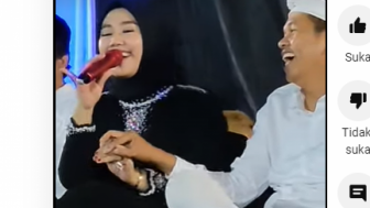 Momen Kang Dedi Mulyadi Saling Tatap hingga Pegang Tangan Gita KDI, So Sweet!