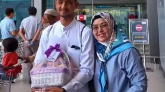 Kepulangan Arya Saloka Usai Jalani Umrah Disambut Fans hingga Dapat Hampers, Putri Anne Ke Mana?