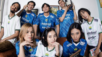 Persib Bandung Rilis Jersey Baru dengan Tema Retro