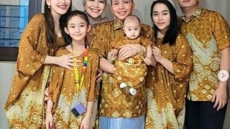 Ayu Ting Ting Bagikan Momen Idul Fitri Bersama Keluarga, Netizen Dibuat Gagal Fokus dengan Tampilan Ayah Rozak