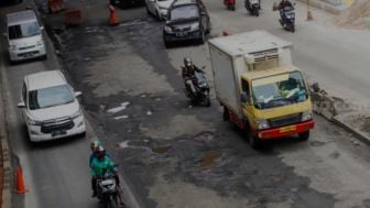 Pengendara Mobil Sedan Wajib Tahu! Berikut Tips Jitu Lintasi Jalan Rusak agar Tidak Mudah Lecet