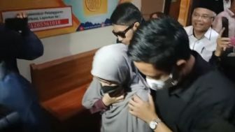 Keluar Ruang Sidang, Desta Jagain Natasha Rizki Menuju Ruang Mediasi dari Kerumunan Awak Media