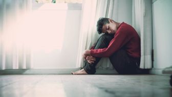 4 Tips Cara Membantu Penderita Depresi Menurut Ahli Psikologi