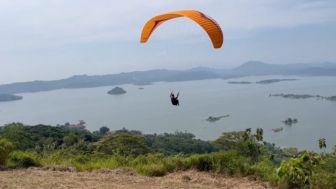 Objek Wisata Taman Seribu Cahaya Sumedang, Tawarkan Sensasi Terbang Melayang dengan Paralayang
