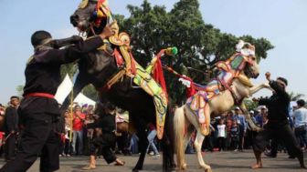 Kesenian Tradisional Tari Umbul dan Kuda Ronggeng Ramaikan Acara Karnaval di Alun-Alun Sumedang