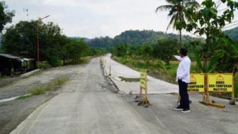 Ruas Jalan Tolengas-Cijeungjing Diperbaiki, Bupati Sumedang Minta agar Warga Sumedang Bersabar