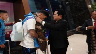 Erick Thohir Kalungi Tim Argentina dengan Kain Batik Timor, Warganet : Messi Pasti Nyesel Gak Ikut ke Indonesia...