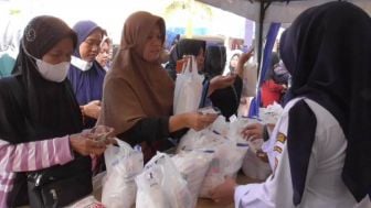 Gelar Bazar Sembako, Taman Endog Sumedang Diserbu Masyarakat