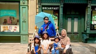Desta Mahendra Unggah Liburan Bareng dengan Natasha Rizky dan Ketiga Anaknya, Netizen Komentari Simbul Payung