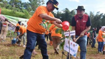 Pulihkan Wilayah Pasca Bencana Longsor, Pemkab Sumedang Tanam Seribu Pohon di Desa Cihanjuang Sumedang