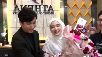 Full Senyum, Inara Rusli Dapat Buket Bunga dari Pria Tampan Simbol Ajak Taaruf