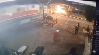 Ngeri! Rekaman CCTV Detik  Detik KA Brantas Tabrak Truk hingga Terbakar