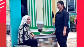 Viral, Video Ibu Negara Rela Duduk di Pinggir Jalan, Bikin Netizen Gagal Fokus Sama Ini