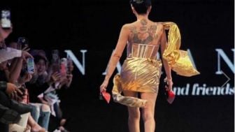 Ikut Fashion Swoh, Nikita Mirzani Pamer Tatto di Punggung, Netizen Persoalkan Attitudenya