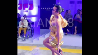 Nikita Mirzani Lepas Sepatu Heels saat Jadi Model Fashion Show, Gayanya Disebut Tiru Sosok Ini