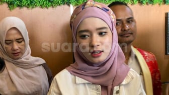 Inara Rusli Kecelakaan Karena Main HP, Mobil Baru Rusak Parah