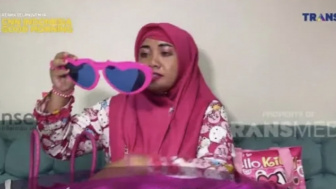 VIRAL! Vira Kitty Emak-emak Serba Pink Pecinta Hello Kitty Jadi Pusat Perhatian Warganet