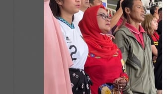 Subhanallah, Tertangkap Kamera Ibunda Pratama Arhan Bawah Tasbih untuk Zikir saat Nonton Indonesia vs Turkmenistan