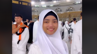 Netizen Salfok Fuji Abis Nangis di Depan Ka'bah: Nangisnya Nular